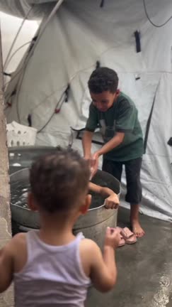 Maryam Thabet donant-se un bany durant el genocidi